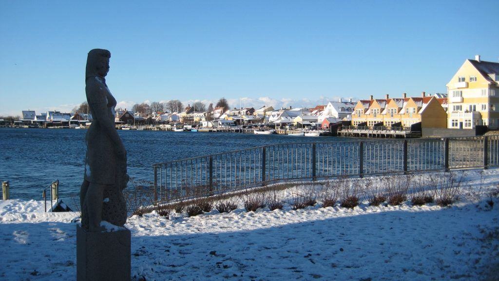Amanda-statuen med udsigt over Kerteminde by